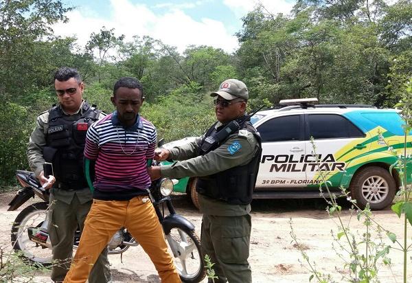 Homem é preso por porte de droga em estrada vicinal de Floriano.(Imagem:Divulgação/PM)