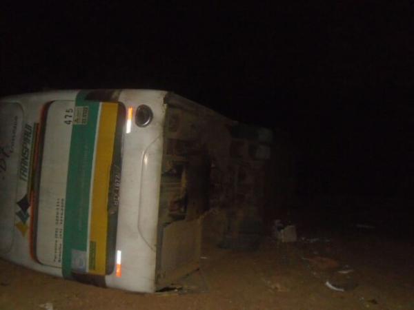 Ônibus tomba na rotatória da BR-230 e deixa passageiros feridos em Floriano(Imagem:FlorianoNews)