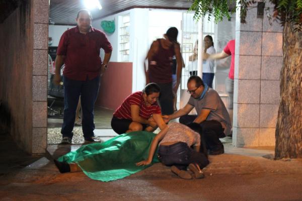 Vítima foi morta na porta de casa em Teresina.(Imagem:Ellyo Teixeira/G1)