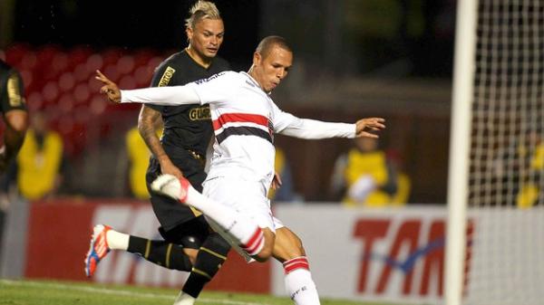 Luis Fabiano chuta, observado de perto por Fabio Ferreira.(Imagem:Wagner Carmo / Vipcomm)