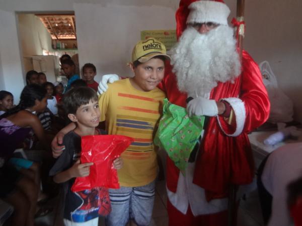 Papai Noel distribuiu presentes para crianças em Floriano.(Imagem:FlorianoNews)