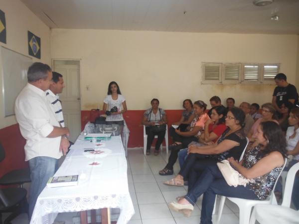 Prefeito Gledyson Resende realiza reunião com classe educacional.(Imagem:FlorianoNews)