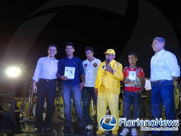 Alexsandro Freitas Rodrigues, Talisson Ramon Oliveira dos Santos e Italo Maciel Rodrigues de Santana recebendo a premiação. (Imagem:FlorianoNews)