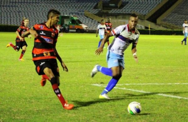 Augusto com a marcação do zagueiro Rafael Negão, do Piauí.(Imagem:Josiel Martins)