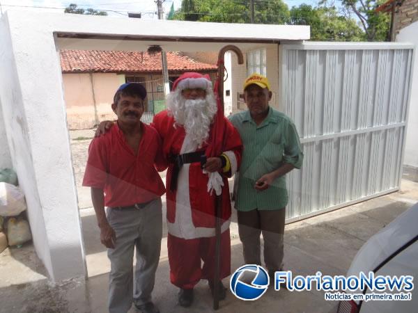 Papai Noel percorre ruas de Floriano distribuindo bombons.(Imagem:FlorianoNews)