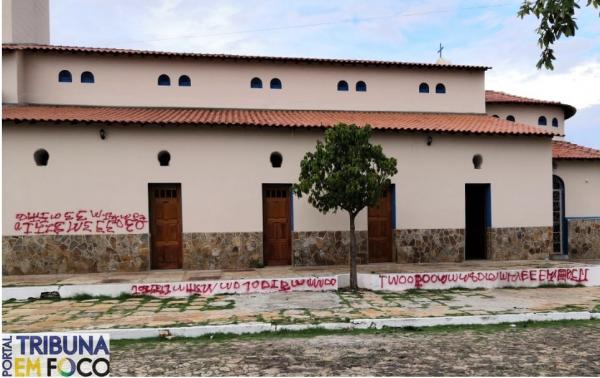 Igreja católica é alvo de pichação em município no Norte do Piauí(Imagem:Tribuna em foco)