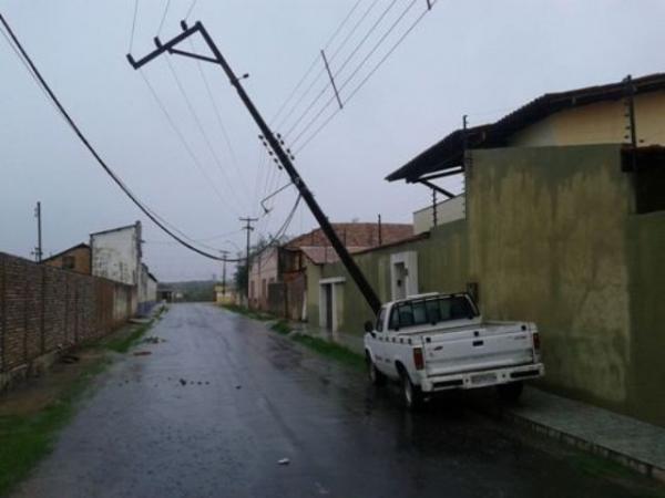 Motorista esquece freio de mão, carro atinge poste e deixa bairros de Floriano sem energia.(Imagem:PiauíNotícias)