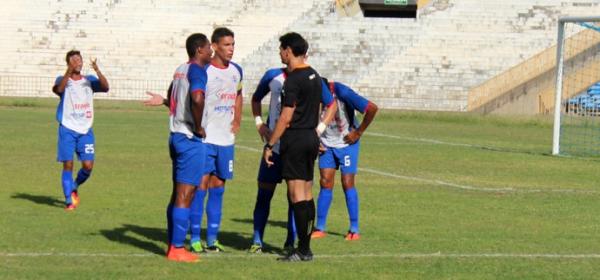 Jogadores do Piauí reclamam sobre arbitragem, situação que precisa ser evitada para Leís.(Imagem:Ramiro Pena)