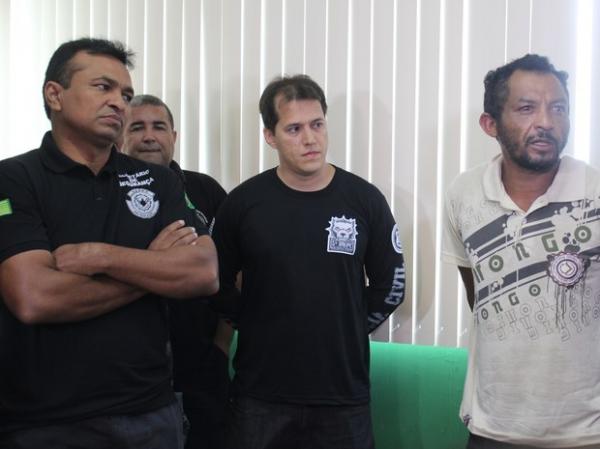 Suspeito (homem de camisa mais clara) nega autoria no crime.(Imagem:Catarina Costa/G1)