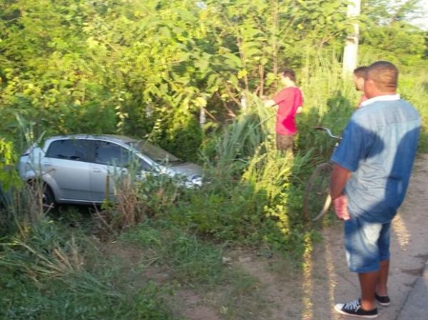 Carro capotou e saiu da pista, em Teresina.(Imagem:Ellyo Teixeira/G1)