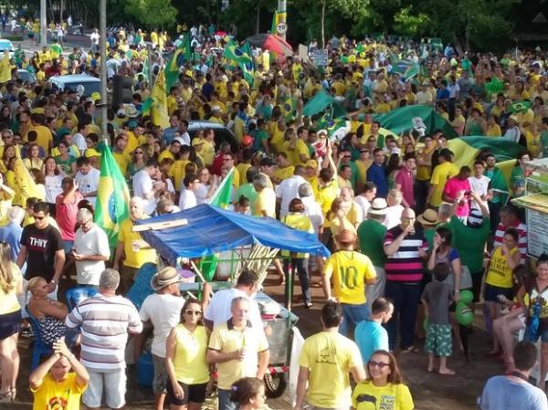 Milhares participaram do ato na Avenida Raul Lopes, em Teresina.(Imagem:Ellyo Teixeira/G1)