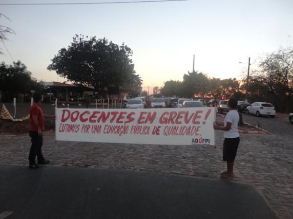 Servidores da educação federal rejeitam proposta e continuam em greve em Floriano.(Imagem:FlorianoNews)