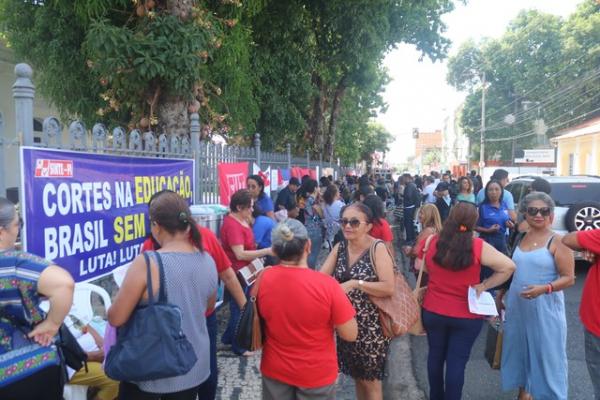 Professores fizeram protesto no Palácio de Karnak. (Imagem: Glayson Costa/G1)