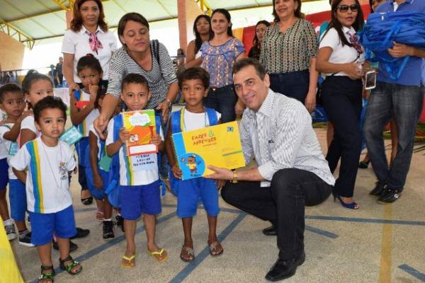 Prefeito Gilberto e Secretária de Educação entregam kit escolar para crianças da Educação Infantil(Imagem:Waldemir Miranda)