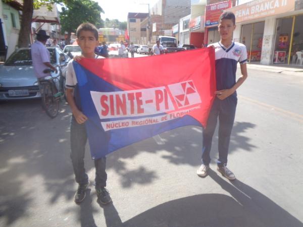 Manifestantes contrários à PEC 241 fazem ato em Floriano.(Imagem:FlorianoNews)