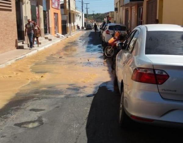 Rompimento de cano da Agespisa provoca nova falta de água em Floriano.(Imagem:FlorianoNews)