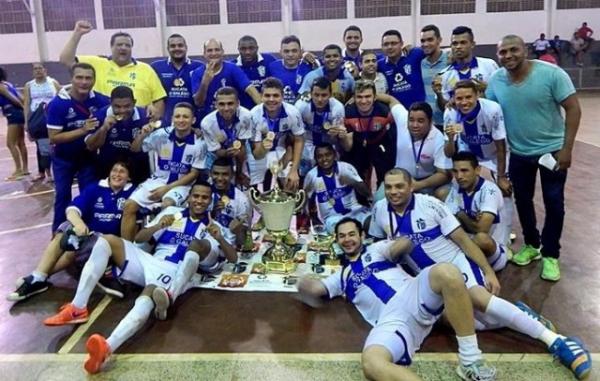 Jogadores coroam temporada com a taça de campeão estadual.(Imagem:Reprodução/Facebook)