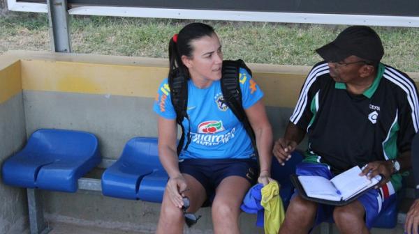 Goleira em conversa com do técnico Toinho antes de mais um dia de treino.(Imagem:Emanuele Madeira/GloboEsporte.com)