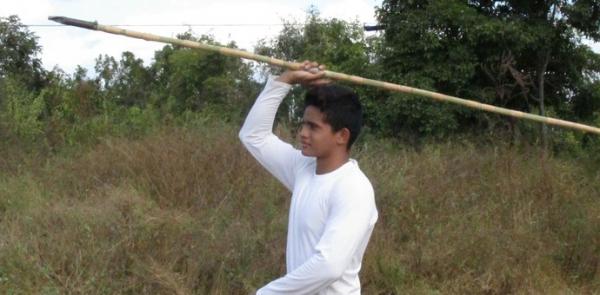 Atleta utiliza dardo de bambu feito pelo treinador nos exercícios.(Imagem:Daniel Cunha)