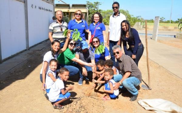 SEMAN realiza o plantio de 14 mudas em escolas municipais de Floriano.(Imagem:Secom)