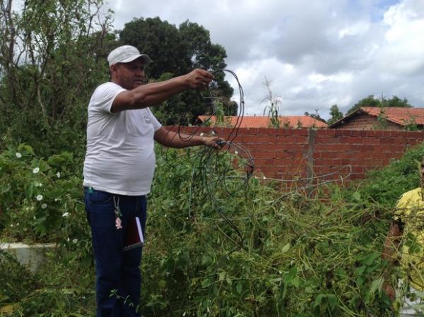 Tio da criança mostra fios que caíram no cemitério após uma forte chuva.(Imagem:Gil Oliveira/G1)