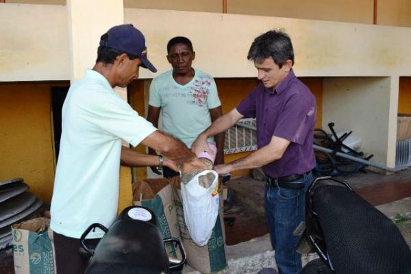 Prefeitura de Floriano faz entrega de sementes para produtores rurais.(Imagem:SECOM)
