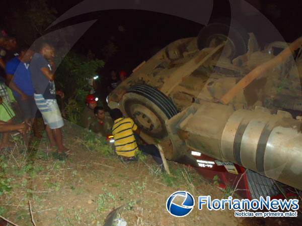 Mulher e criança ficam presas nas ferragens após carreta tombar em Floriano.(Imagem:FlorianoNews)