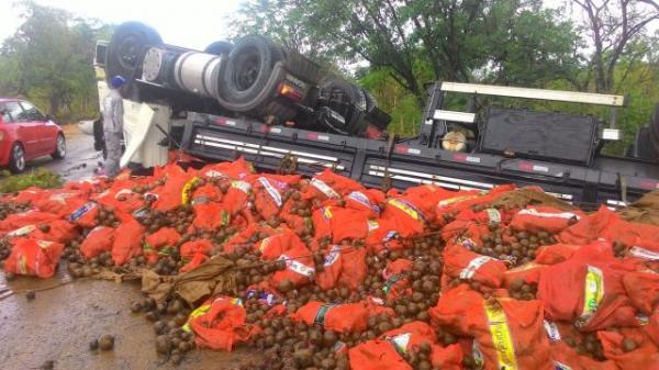 Carreta carregada com beterraba tomba na BR-343, zona rural de Floriano.(Imagem:Divulgação)