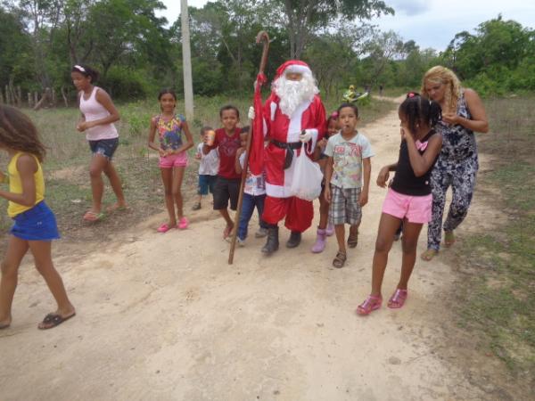 Papai Noel chega mais cedo na zona rural de Floriano.(Imagem:FlorianoNews)