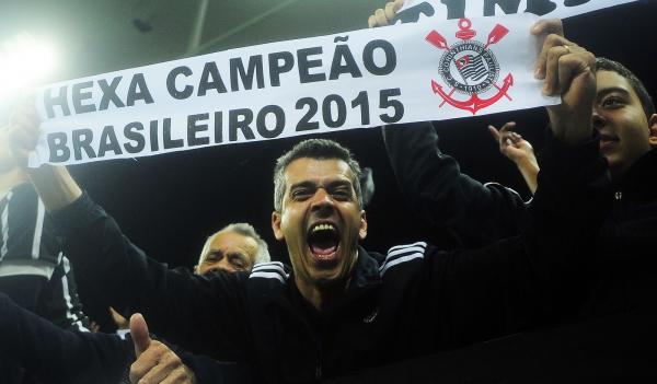 Torcedor do Corinthians comemora com faixa de hexacampeão em 2015.(Imagem:Marcos Ribolli)