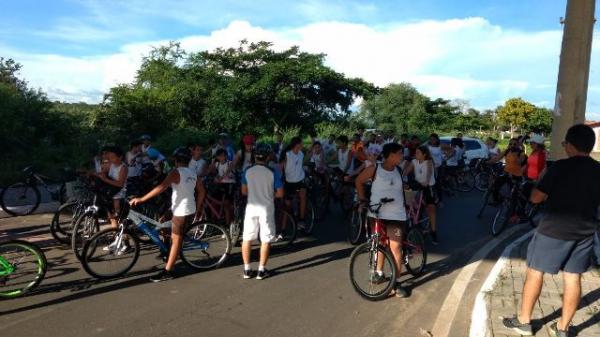 Alunos da Escola Pequeno Príncipe participam de passeio ciclístico.(Imagem:EPP)