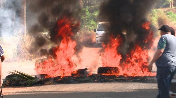 Moradores atearam fogo em pneus durante protesto na PI-112.(Imagem:Reprodução/TV Clube)