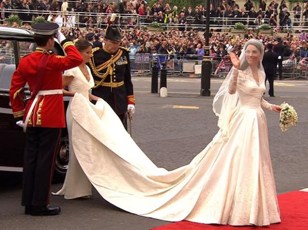 Kate Middleton chegar à Abadia de Westminster usando vestido desenhado por Sarah Burton (Imagem:AP)