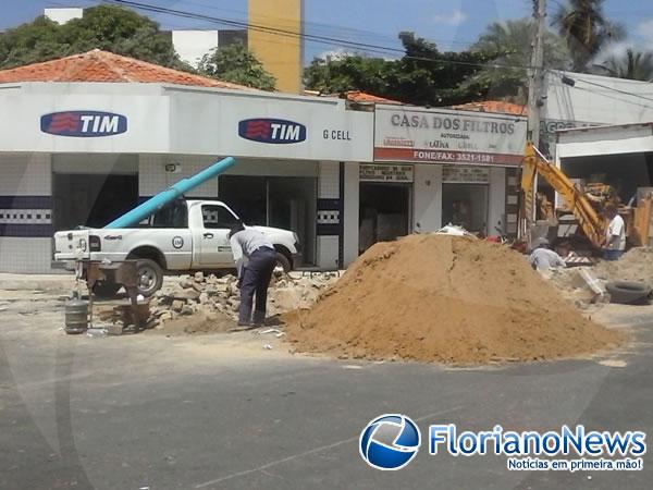 Rompimento em rede de distribuição provoca falta de água em Floriano.(Imagem:FlorianoNews)