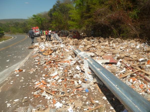 Carreta tomba deixando dois mortos no povoado Bom Jesus.(Imagem:O quarto poder)