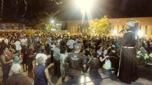 Multidão de fieis participa do encerramento dos festejos de São Francisco em Floriano(Imagem:FlorianoNews)