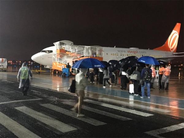 Passageiros embarcando em Teresina na última segunda-feira debaixo de chuva.(Imagem:Divulgação)