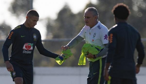 Tite entrega colete de titular a Richarlison no treino.(Imagem:Pedro Martins/Mowa Press)