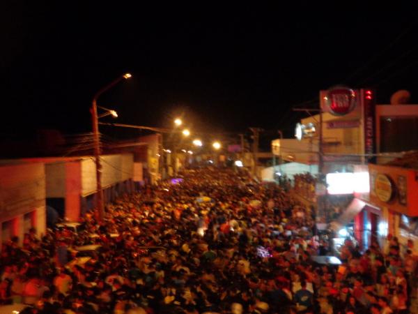 De volta à Avenida Bucar Neto, 1º arrastão reúne multidão em Floriano.(Imagem:FlorianoNews)