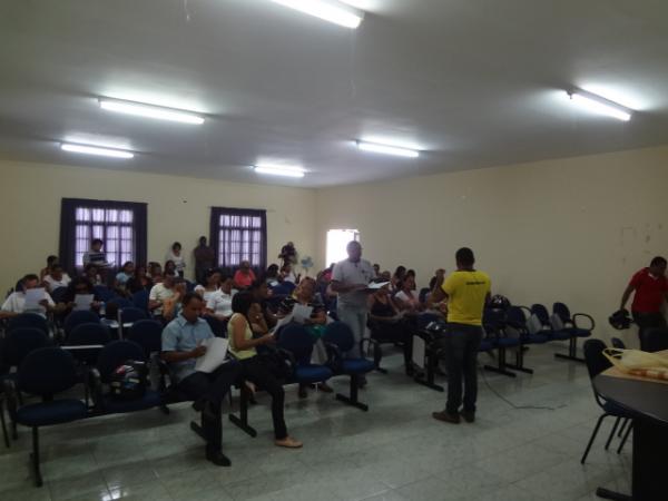 Professores realizam manifestação por pagamento de salários.(Imagem:FlorianoNews)