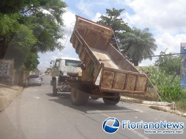 Caminhão com caçamba levantada derruba poste e deixa parte do Centro sem energia.(Imagem:FlorianoNews)