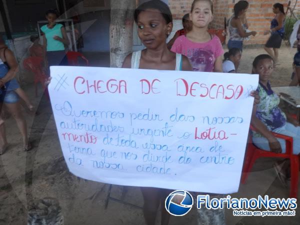 Moradores do Conjunto Vila Leão fazem manifestação reivindicando melhorias.(Imagem:FlorianoNews)