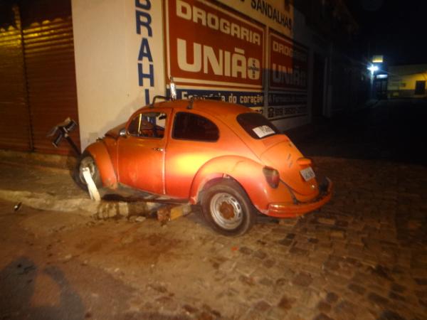 Fusca se chocou em placa de informação na Av. Getúlio Vargas em Floriano.(Imagem:FlorianoNews)