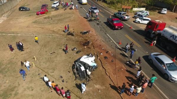Veículo do médico ficou completamente destruído no acidente, em Teresina.(Imagem:Magno Bonfim/TV Clube)
