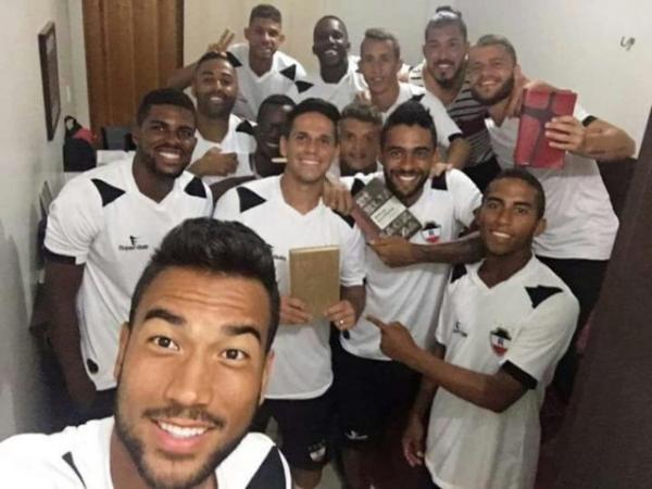 Concentrações do River-PI tem momento de adoração.(Imagem:Reprodução)