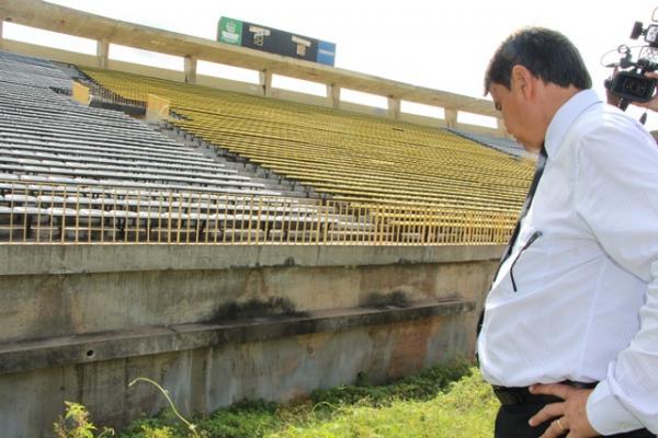 Wellington Dias encontra estádio Albertão abandonado e anuncia investimentos.(Imagem:Brunno Suênio/GP1)