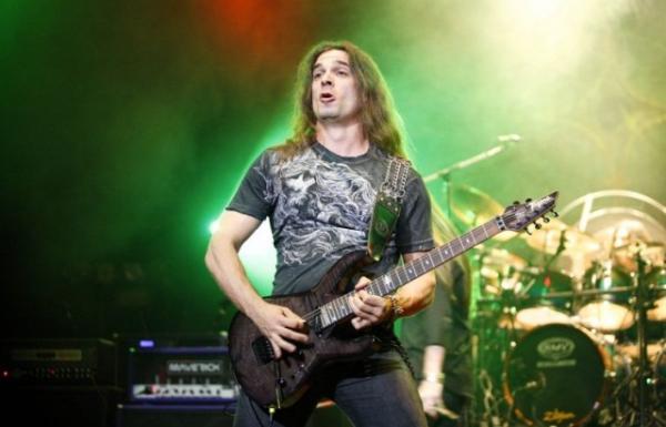 Kiko Loureiro, guitarrista e um dos fundadores do Angra, se apresenta na Via Funchal, neste sábado, em São Paulo, em um dos shows da turnê que reúne a banda ao Sepultura.(Imagem:Bol)