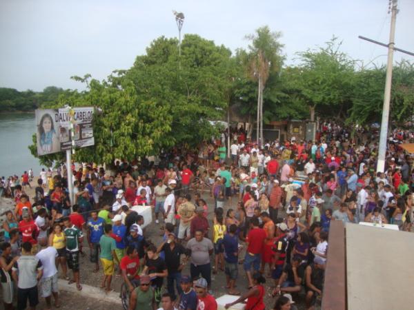 Em poucos minutos milhares de pessoas no cais a espera do Bingo - 3:30h da tarde(Imagem:redação)