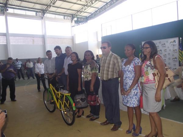 Alunos de Floriano recebem bicicletas do Projeto Pedala Piauí.(Imagem:FlorianoNews)