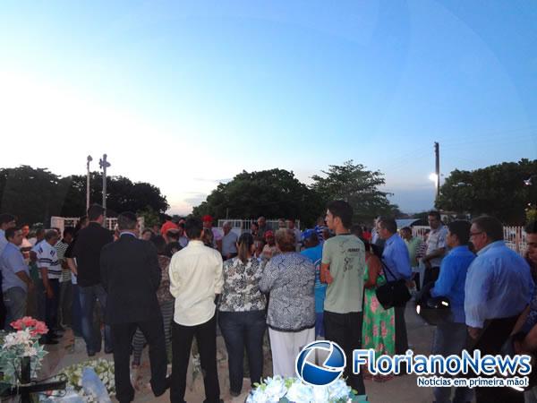 Magistrados, familiares e amigos se despedem do Promotor Edimar Piauilino.(Imagem:FlorianoNews)